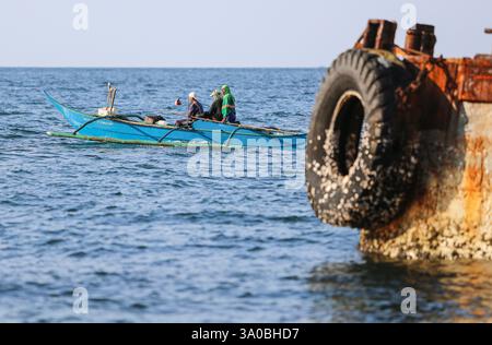 Mariveles, Baie de Manille, Philippines. 03 mars 2025. Pêcheurs sur un petit bateau de pêche bangka à Bataan, l’une des provinces touchées par des indices de chaleur en hausse inattendue et potentiellement dangereuse (jusqu’à 44°c attendu dans la province). Le ministère de la santé a mis en garde le public contre les maladies dues à la chaleur car les températures atteignent des niveaux dangereux et devraient atteindre 46 degrés Celsius jusqu'à mardi à Manille et dans les régions voisines, fermant des écoles dans près de la moitié de la capitale philippine lundi bien que l'agence météorologique de l'État n'ait pas encore déclaré le début de la saison sèche. Crédit : Kevin Izorce/Alamy Live News Banque D'Images