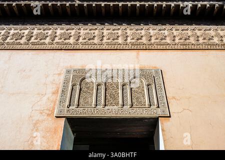 Détail sur une entrée aux tombeaux Saadiens, Marrakech, Maroc Banque D'Images