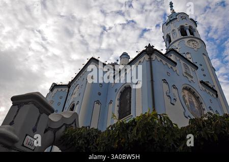 L'église emblématique d'Élisabeth, ou église bleue, dans la vieille ville historique de Bratislava. Banque D'Images