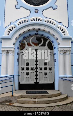 La porte d'entrée de l'église emblématique d'Élisabeth, ou église bleue, dans la vieille ville historique de Bratislava. Banque D'Images