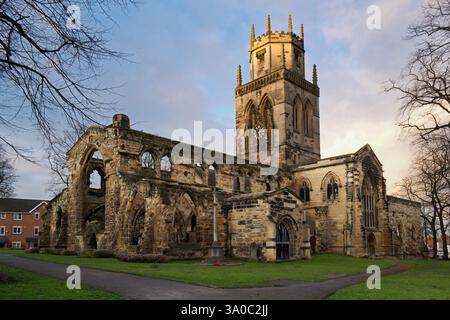 L'église All Saints de Pontefract, dans le West Yorkshire, date des XIVe et XVe siècles. En 1644, les parlementaires assiégèrent l'église avec un canon. Banque D'Images