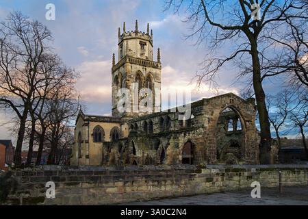 L'église All Saints de Pontefract, dans le West Yorkshire, date des XIVe et XVe siècles. En 1644, les parlementaires assiégèrent l'église avec un canon. Banque D'Images