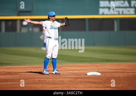 Los Angeles, États-Unis. 2 mars 2025. L'UCLA's Phoenix Call (4) lors d'un match de baseball de la NCAA contre l'UCLA le dimanche 2 mars 2025 à Los Angeles. Greg Fiore/Cal Sport Media/Alamy Live News Banque D'Images