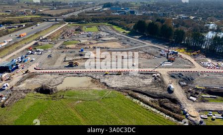 Vue aérienne des fondations de logements en cours de construction sur un chantier de construction et un domaine résidentiel Banque D'Images