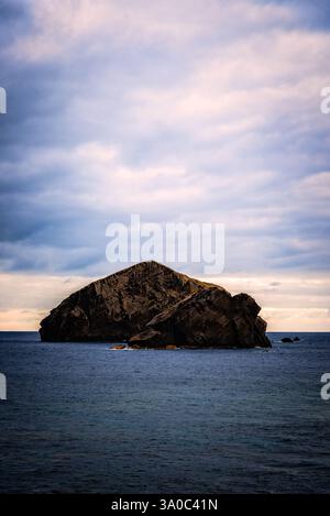 Deux îlots rocheux se dressent dans l'océan Atlantique sous un ciel nuageux, créant un paysage marin spectaculaire près de Praia dos Mosteiros, aux Açores. Banque D'Images