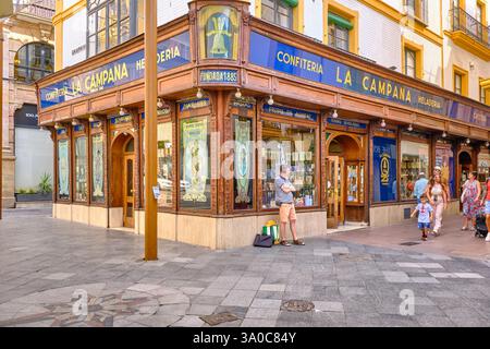 Rue piétonne dans la vieille ville. Casco Antiguo, Séville. Andalousie, Espagne Banque D'Images