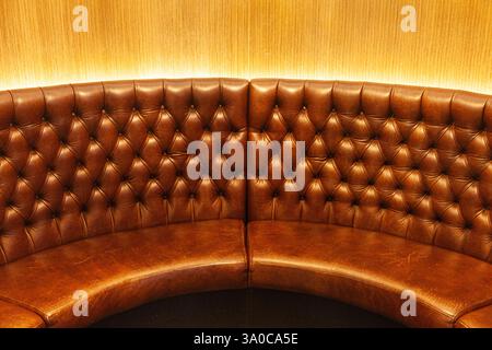Image abstraite d'un banc en cuir courbé à l'intérieur du Marine Building à Vancouver Canada Banque D'Images