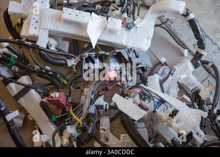 Fils, connecteurs, modules et connexions d'un nouveau faisceau de câblage de voiture pour remplacer l'ancien câblage d'un véhicule Banque D'Images