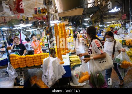 Bangkok, Thaïlande. 2 mars 2025. Les travailleurs thaïlandais et les clients à l'intérieur du marché aux fleurs de Pak Khlong Talat-Bangkok, un marché de gros occupé qui fonctionne 24 heures Banque D'Images
