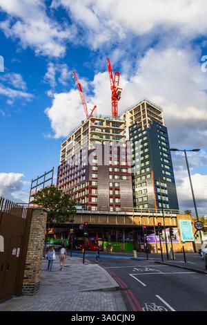 Site de construction urbaine avec Tower Cranes contre un paysage urbain londonien dynamique Banque D'Images