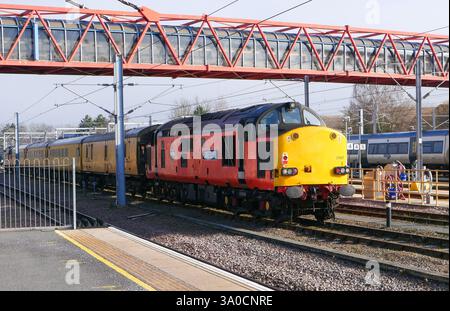 Swietelsky Class 37 diesel 37607 avec train d'inspection aérien, Cambridge, Angleterre, Royaume-Uni Banque D'Images