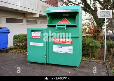 Heidelberg, Allemagne février 2025 : conteneur vert de dons de vêtements publics pour les textiles usagés dans la rue de la ville Banque D'Images
