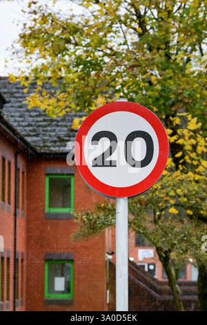 Treforest , Pontypridd, pays de Galles, Royaume-Uni - 24 novembre 2024 : panneau routier pour une zone de limitation de vitesse de 20 km/h. Banque D'Images