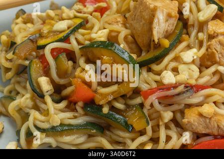 Nouilles sautées au poulet et légumes grillés Banque D'Images