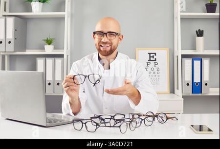 Ophtalmologiste médecin souriant en clinique, aidant à choisir des lunettes correctes, service de vision médicale Banque D'Images