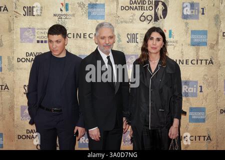 DATE RECORD NON INDIQUÉE Rome, Italie - 3 mai 2024 : Nicola Fiorello, Giuseppe Fiorello et Eleonora Pratelli assistent au tapis rouge de la cérémonie de remise des prix David di Donatello 2024 à Rome, Italie, aux studios CinecittÃ. Rome RM Italie Copyright : xGennaroxLeonardix Banque D'Images