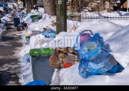 Montréal, Canada. 3 mars 2025 ; les sacs de recyclage envahissent les rues puisque la collecte des ordures est suspendue depuis la dernière tempête hivernale Banque D'Images