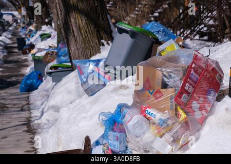 Montréal, Canada. 3 mars 2025 ; les sacs de recyclage envahissent les rues puisque la collecte des ordures est suspendue depuis la dernière tempête hivernale Banque D'Images