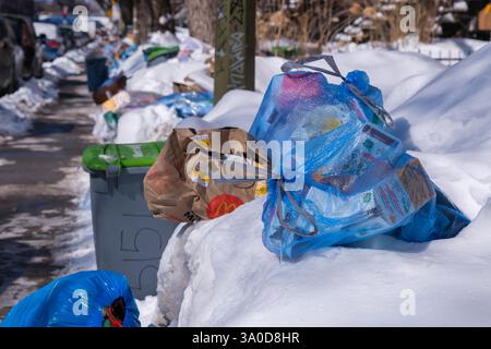 Montréal, Canada. 3 mars 2025 ; les sacs de recyclage envahissent les rues puisque la collecte des ordures est suspendue depuis la dernière tempête hivernale Banque D'Images