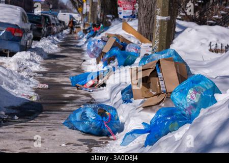 Montréal, Canada. 3 mars 2025 ; les sacs de recyclage envahissent les rues puisque la collecte des ordures est suspendue depuis la dernière tempête hivernale Banque D'Images