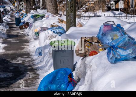 Montréal, Canada. 3 mars 2025 ; les sacs de recyclage envahissent les rues puisque la collecte des ordures est suspendue depuis la dernière tempête hivernale Banque D'Images