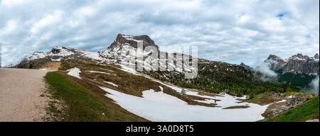 Sommets de montagne autour de Cinque Torri dans les Dolomites (Dolomiti, Dolomiten), Italie. Sommets majestueux partiellement couverts de brume et de nuages, avec luxuriante pour Banque D'Images