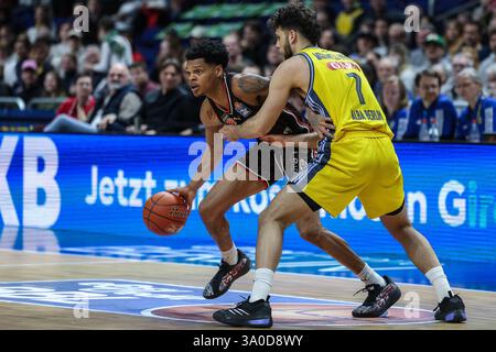 Allemagne. 03 mars 2025. Basketball easyCredit BBL 22. Spieltag Alba Berlin - Bamberg paniers AM 03.03.2025 in der Uber Arena Berlin Ronaldo Segu ( Bamberg ), liens - William McDowell-White ( Berlin ), rechts Foto : Revierfoto crédit : ddp media GmbH/Alamy Live News Banque D'Images