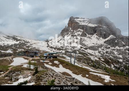 Sommets de montagne autour de Cinque Torri dans les Dolomites (Dolomiti, Dolomiten), Italie. Sommets majestueux partiellement couverts de brume et de nuages, avec luxuriante pour Banque D'Images