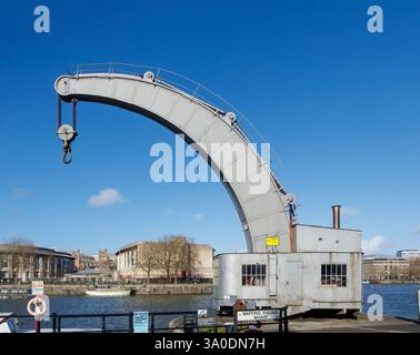 Un port industriel ou une grue de quai à bristol amarre la grue à vapeur Fairbairn uk Banque D'Images