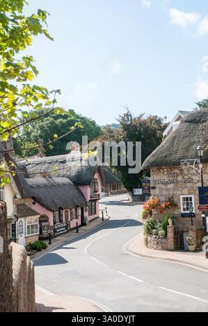 Route sinueuse à travers Shanklin Old Village sur l'île de White avec le Village Inn sur la droite et le Thatch Teashop sur la gauche Banque D'Images