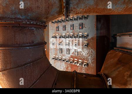 Panneau de commande de ventilation industriel rouillé. Photo de haute qualité Banque D'Images