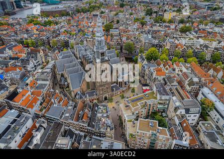 Superbe vue aérienne de Westerkerk, l'église protestante d'Amsterdam et la vue de son architecture emblématique, de ses canaux et de son paysage urbain dynamique. Banque D'Images