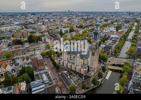 Superbe vue aérienne de Westerkerk, l'église protestante d'Amsterdam et la vue de son architecture emblématique, de ses canaux et de son paysage urbain dynamique. Banque D'Images
