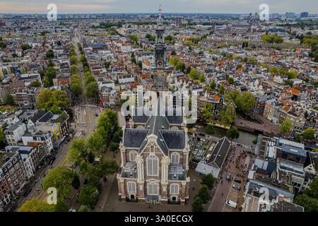 Superbe vue aérienne de Westerkerk, l'église protestante d'Amsterdam et la vue de son architecture emblématique, de ses canaux et de son paysage urbain dynamique. Banque D'Images