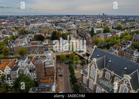 Superbe vue aérienne de Westerkerk, l'église protestante d'Amsterdam et la vue de son architecture emblématique, de ses canaux et de son paysage urbain dynamique. Banque D'Images