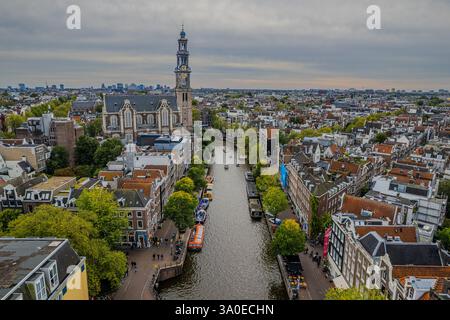 Superbe vue aérienne de Westerkerk, l'église protestante d'Amsterdam et la vue de son architecture emblématique, de ses canaux et de son paysage urbain dynamique. Banque D'Images
