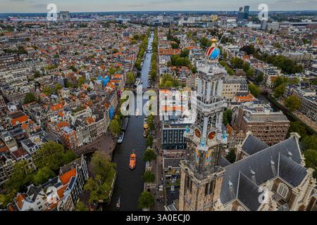 Superbe vue aérienne de Westerkerk, l'église protestante d'Amsterdam et la vue de son architecture emblématique, de ses canaux et de son paysage urbain dynamique. Banque D'Images