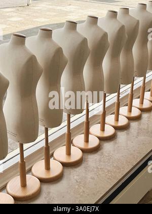 Mannequins élégants alignés, magnifiquement éclairés par la lumière du soleil, parfaits pour des affichages de mode captivants Banque D'Images
