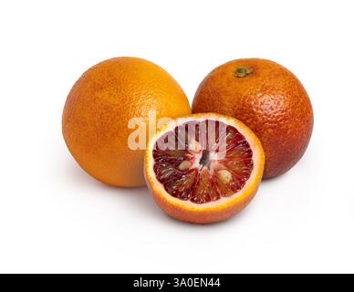 Trois oranges rouges sanguines avec ombre isolées. Profondeur de champ totale. Banque D'Images