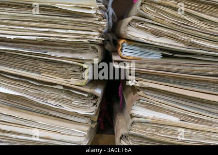 Les anciens fichiers dans l'ancien dossier s'empilent dans un ordre désordonné. Banque D'Images
