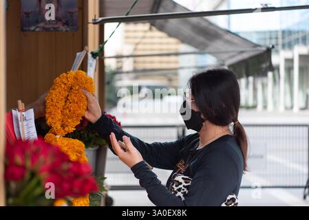Bangkok, Thaïlande - 11 octobre 2021 : les gens du bouddhisme thaïlandais non identifiés dans le bouddhisme prient pour le culte de bienfaisance par encens et guirlande à Bouddha Or Banque D'Images