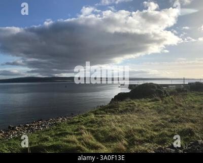 La spectaculaire partie côtière de la chaussée des géants d'Irlande du Nord avec sa verdure, ses falaises et ses formations rocheuses. Banque D'Images