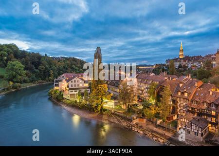 Berne (Berne) Suisse ville de nuit skyline à la vieille ville et à l'Aar River en saison d'automne Banque D'Images