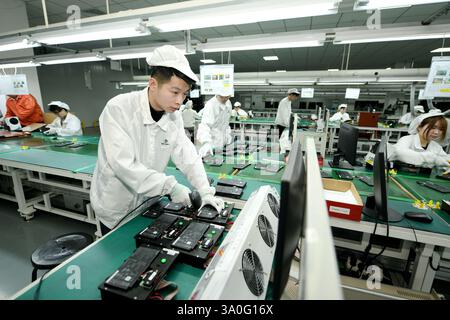 HAIAN, CHINE - 4 MARS 2025 - Un travailleur produit des batteries au lithium grand public dans un atelier à Hai'an, province du Jiangsu, Chine, le 4 mars 2025. Banque D'Images