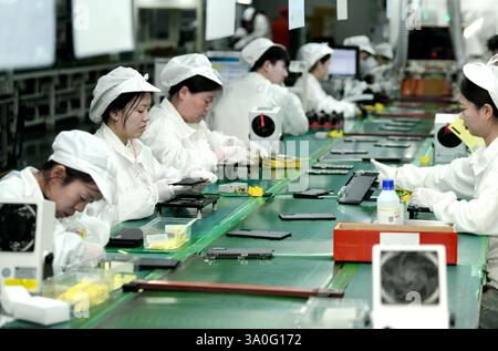 HAIAN, CHINE - 4 MARS 2025 - Un travailleur produit des batteries au lithium grand public dans un atelier à Hai'an, province du Jiangsu, Chine, le 4 mars 2025. Banque D'Images