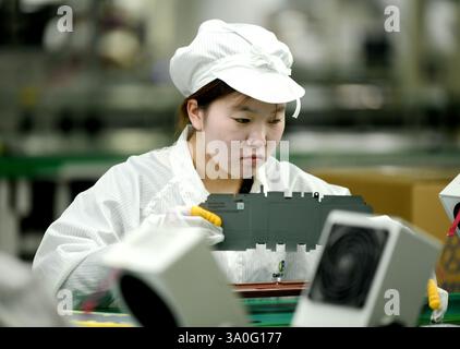 HAIAN, CHINE - 4 MARS 2025 - Un travailleur produit des batteries au lithium grand public dans un atelier à Hai'an, province du Jiangsu, Chine, le 4 mars 2025. Banque D'Images