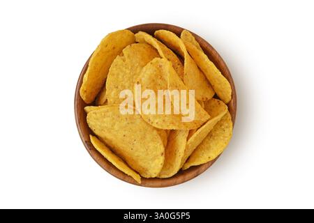 Puces Nacho dans un bol en bois sur fond blanc Banque D'Images
