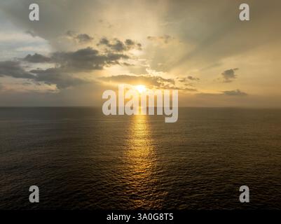 Beaux nuages sur la mer, le lever du soleil shot Banque D'Images