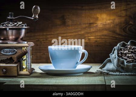 Sac de moulin à tasse de composition de café avec grains et pelle Banque D'Images