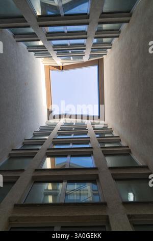 Vue vers le haut dans une cour d'immeuble, entourée de hautes façades et d'un ciel bleu, Fasnet, Weil der Stadt, Boeblingen district, Allemagne, Europe Banque D'Images